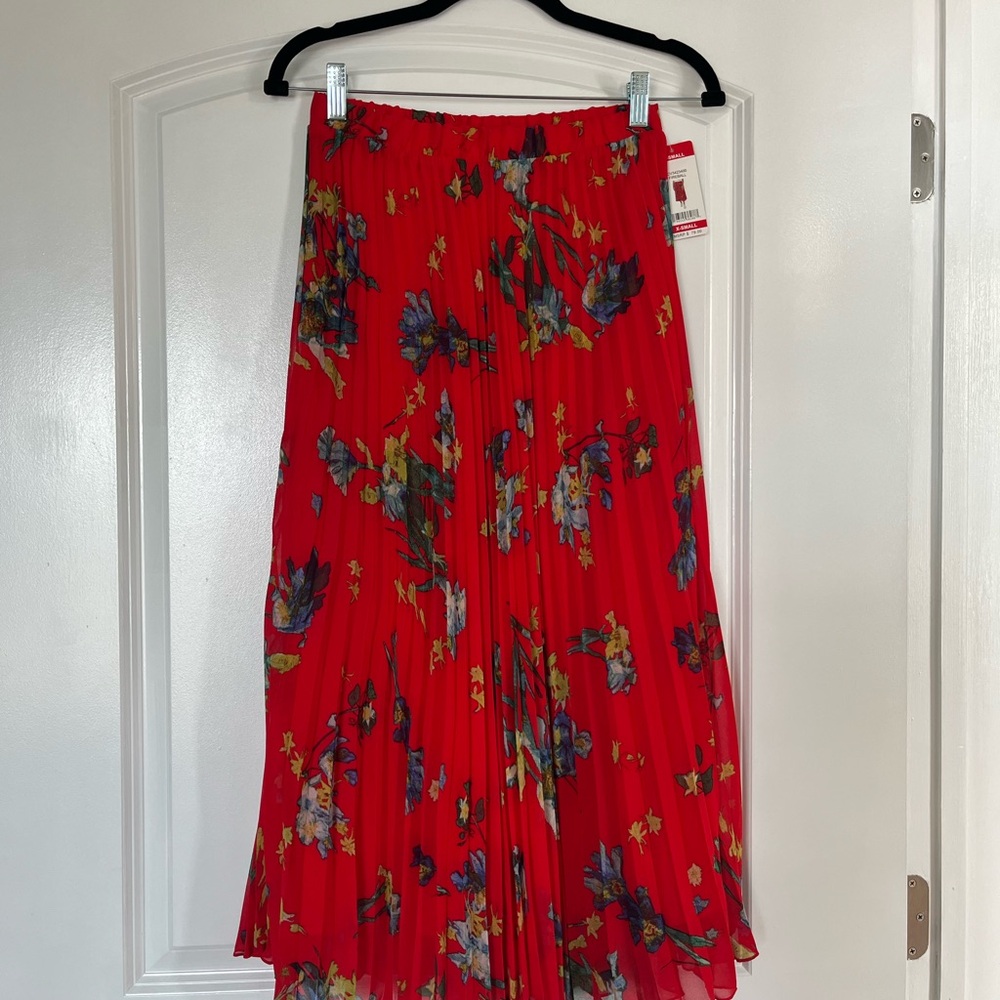 NWT Vince Camuto Pleated Red Floral Skirt XS